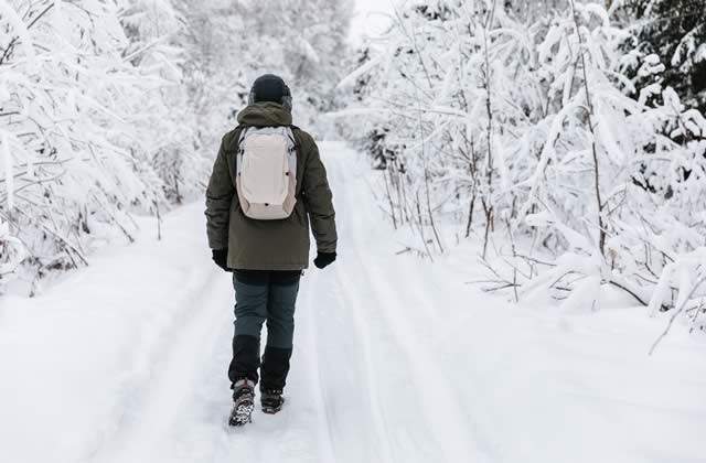 how to stay comfortable outdoors in winter
